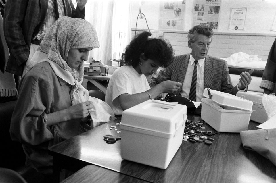 Wim Kok bezoekt de opleiding modinettes voor minderheden in Enschede, Bestanddeelnr 934-4911