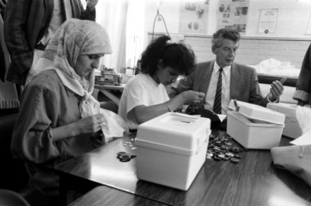 Wim Kok bezoekt de opleiding modinettes voor minderheden in Enschede, Bestanddeelnr 934-4911