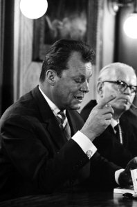 Willy Brandt in Groningen, rechts de heer J Tuin , Burgemeester van Groningen, Bestanddeelnr 914-3978