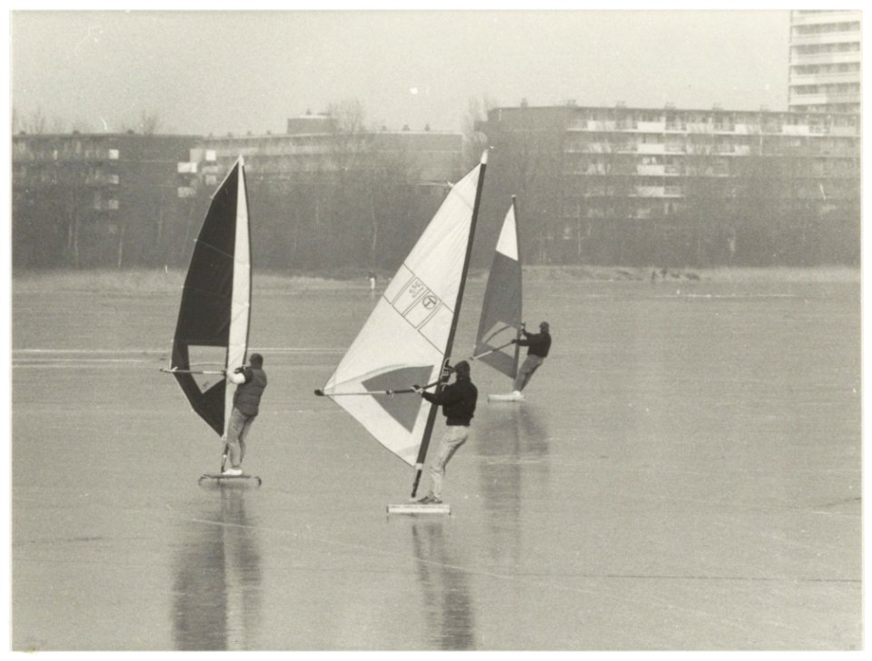 Windsurfen op de bevroren Meerwijkplas op 15 februari 1986. NL-HlmNHA 54002612