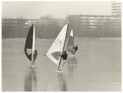 Windsurfen op de bevroren Meerwijkplas op 15 februari 1986. NL-HlmNHA 54002612