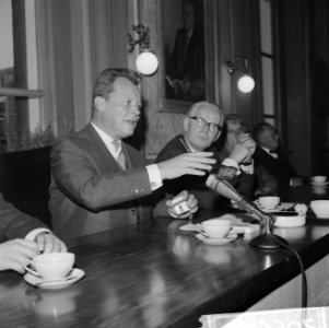 Willy Brandt in Groningen, rechts de heer J Tuin , Burgemeester van Groningen, Bestanddeelnr 914-3982