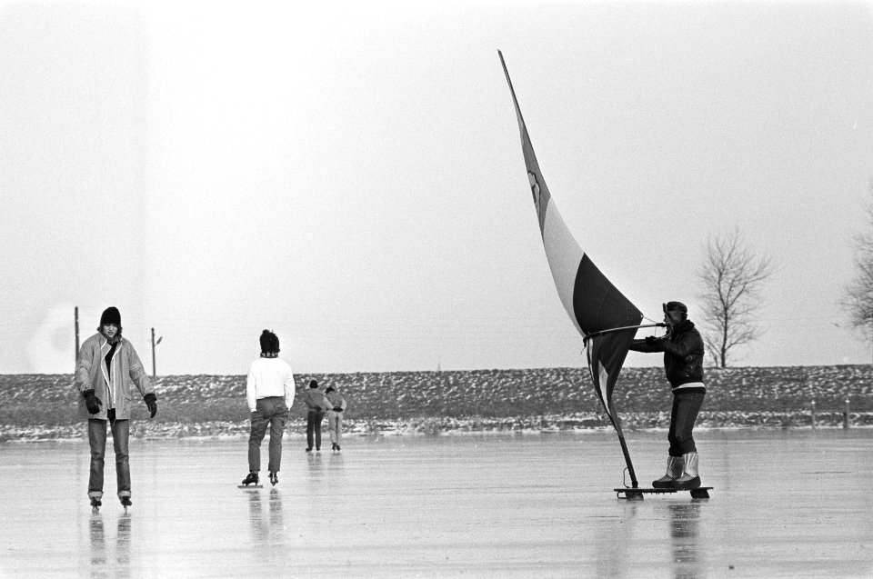 Windsurfers op het ijs en schaatsen, Bestanddeelnr 931-9049