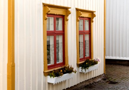 Windows at Gamla Strandgatan 3, Gamlestan, Lysekil