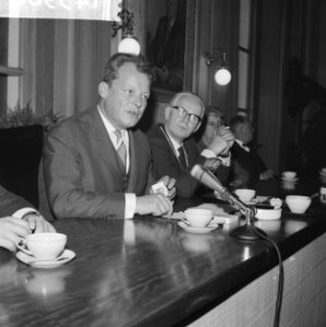 Willy Brandt in Groningen, rechts de heer J Tuin , Burgemeester van Groningen, Bestanddeelnr 914-3980