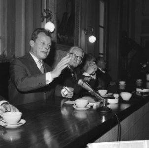 Willy Brandt in Groningen, rechts de heer J Tuin , Burgemeester van Groningen, Bestanddeelnr 914-3981