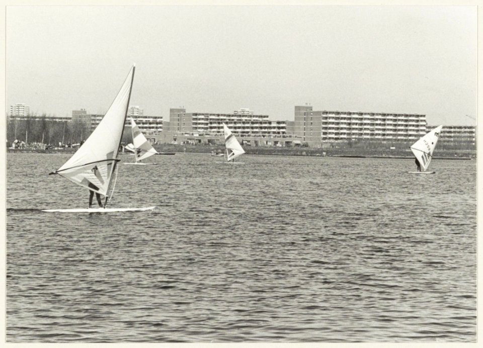 Windsurfen op de Molenplas. NL-HlmNHA 54013101