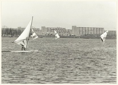 Windsurfen op de Molenplas. NL-HlmNHA 54013101