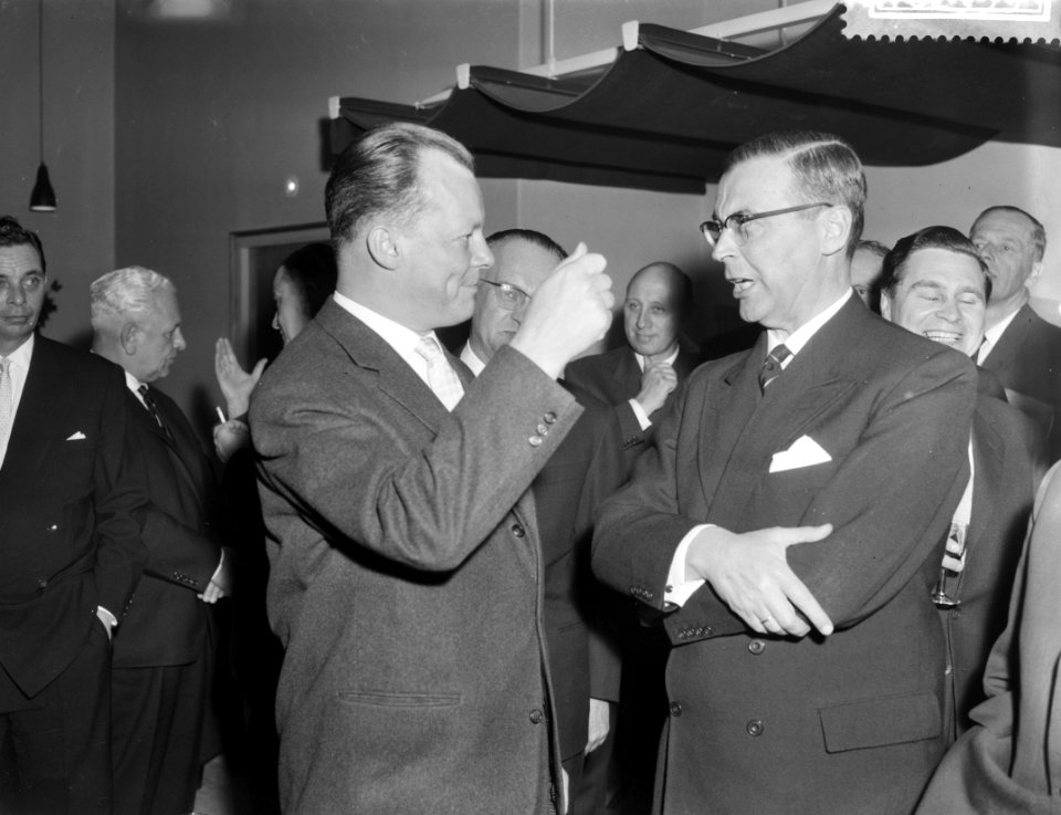 Willy Brandt gast van het Amsterdamse gemeentebestuur tijdens een diner in het A, Bestanddeelnr 910-2939