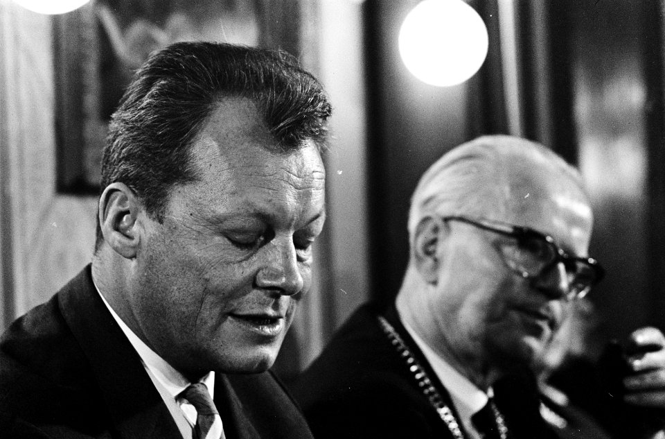 Willy Brandt in Groningen, rechts de heer J Tuin , Burgemeester van Groningen, Bestanddeelnr 914-3977