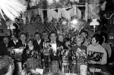Willy Alberti presenteerde langspeelplaat Zo zingt de Jordaan in cafe Nol, Bestanddeelnr 919-9021