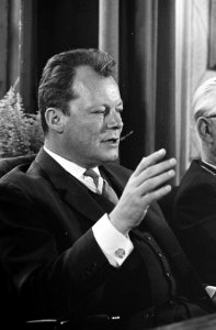 Willy Brandt in Groningen, rechts de heer J Tuin , Burgemeester van Groningen, Bestanddeelnr 914-3979