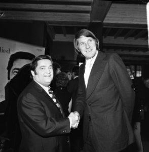 Willy Alberti, 35 jaar artiest, Peter Post (ex-wielrenner) schudt Willy Alberti , Bestanddeelnr 926-7503