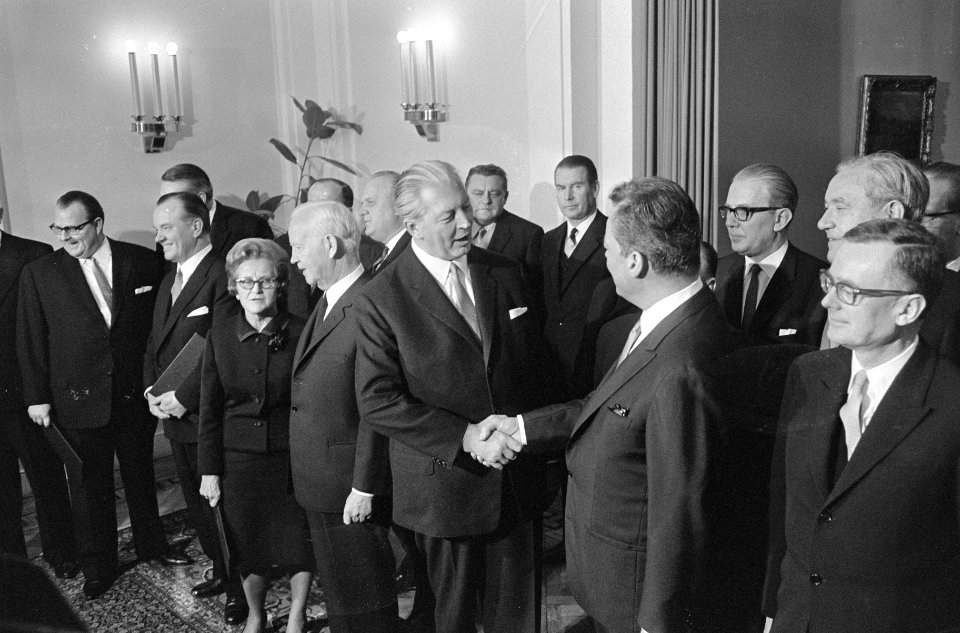 Willy Brandt feliciteert Kurt Georg Kiesinger, Bestanddeelnr 919-8422