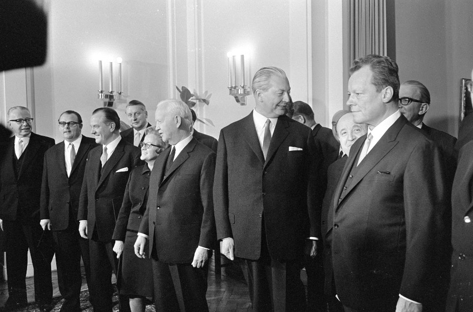 Willy Brandt en Kurt Georg Kiesinger, Bestanddeelnr 919-8423