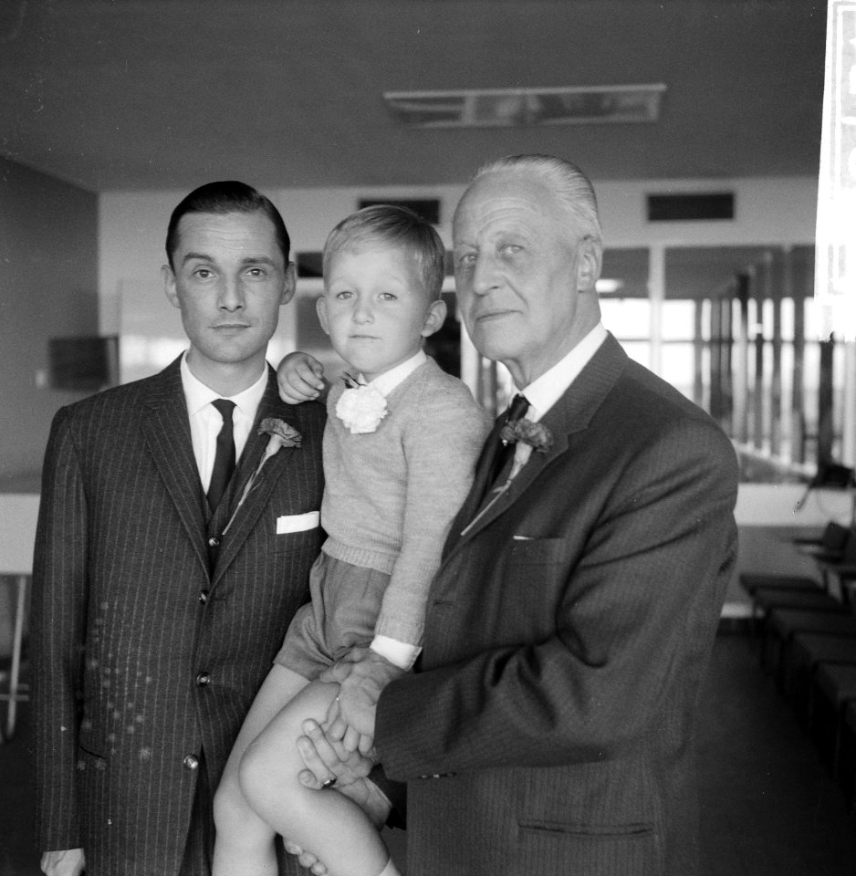 Willie Kressman op Schiphol. Drie generaties. Opdracht, Bestanddeelnr 912-7861