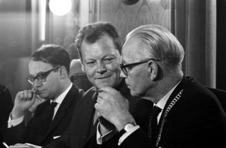 Willy Brandt in Groningen, rechts de heer J Tuin , Burgemeester van Groningen, Bestanddeelnr 914-3975