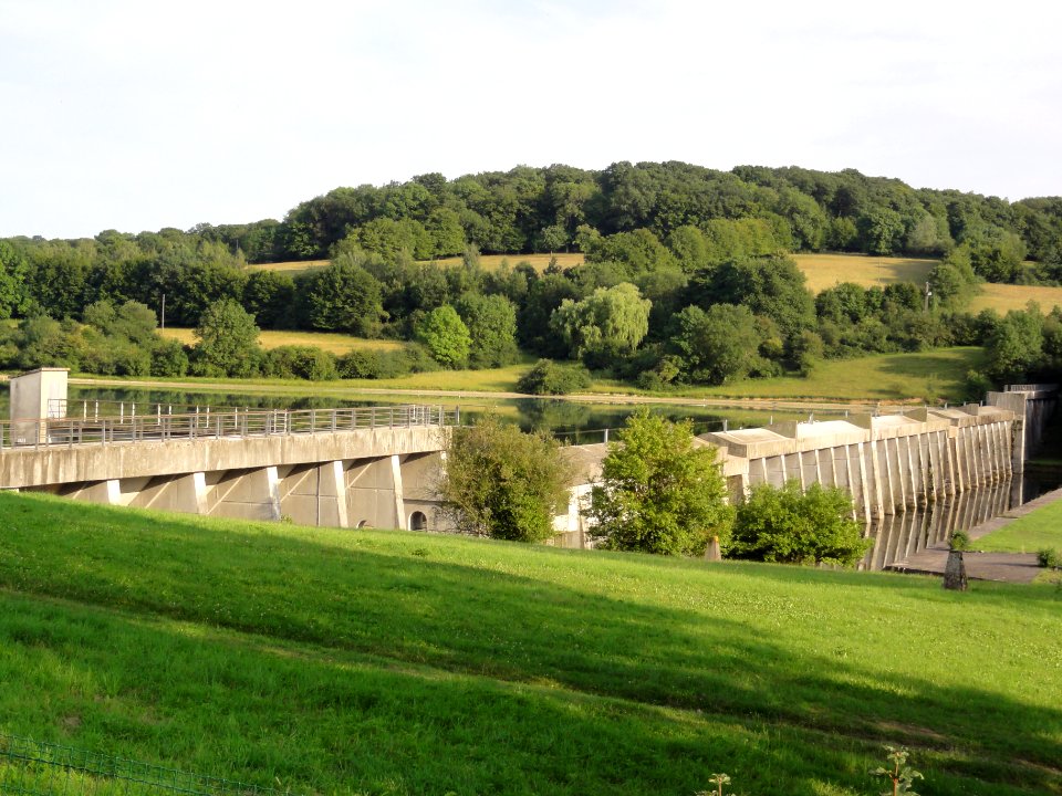 Willies (Nord, Fr) barrage Lac du Val Joly