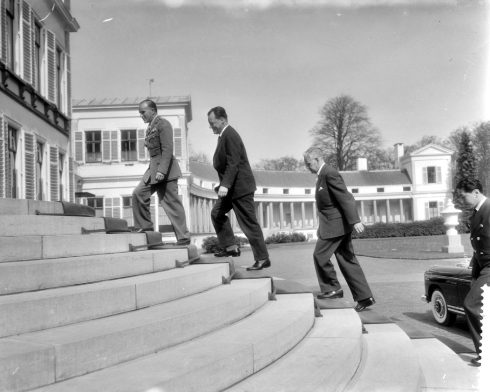 Willy Brandt betreedt het paleis. Voor hem loopt opperstalmeester Bischoff van H, Bestanddeelnr 910-2956