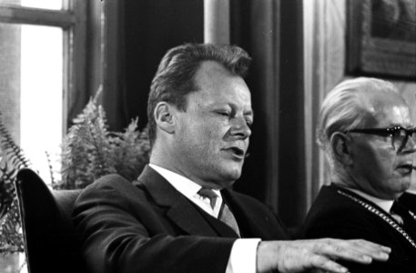 Willy Brandt in Groningen, rechts de heer J Tuin , Burgemeester van Groningen, Bestanddeelnr 914-3976
