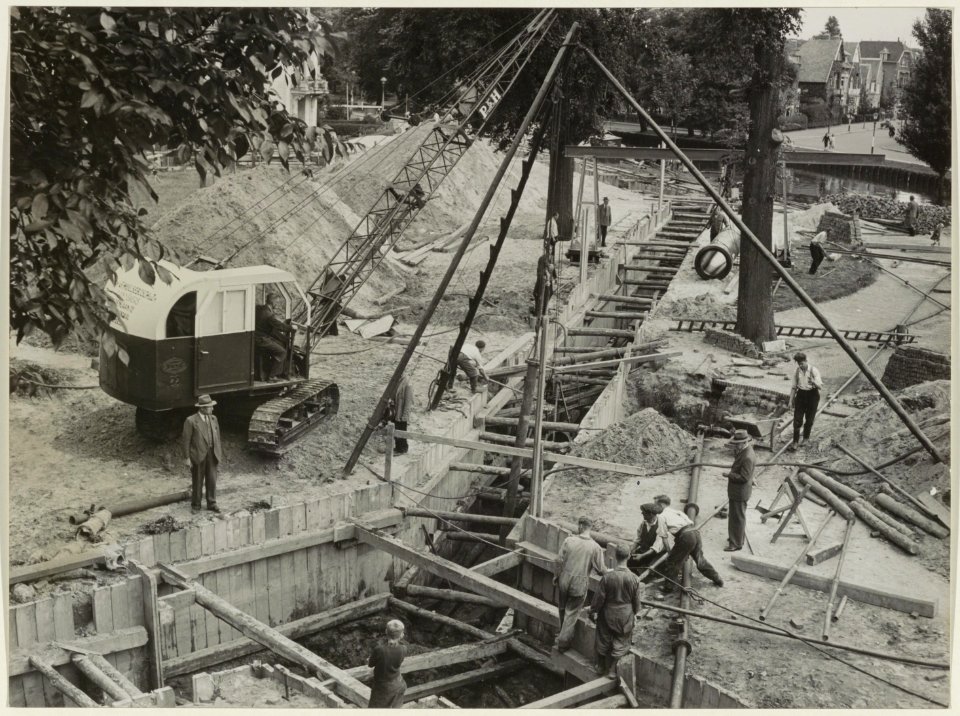 Wilsonsplein, nabij de Raamvest, tijdens het leggen van nieuwe rioolbuizen. NL-HlmNHA 54004280