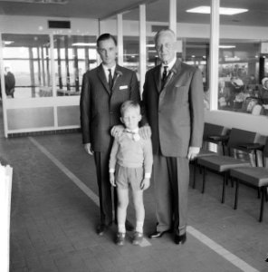 Willie Kressman op Schiphol. Drie generaties. Opdracht, Bestanddeelnr 912-7862