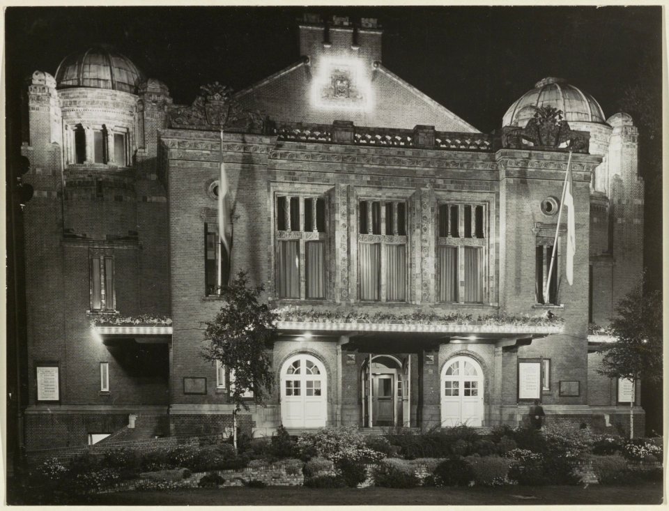 Wilsonsplein 23, Stadsschouwburg, voorgevel in floodlight, NL-HlmNHA 54004553