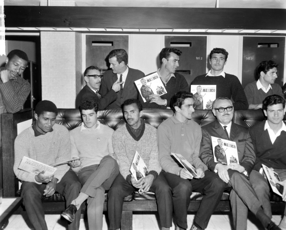 Willy Schobben bood spelers van Benfica plaat aan Vlnr Eusébio, Raúl, Santa, Bestanddeelnr 915-0291