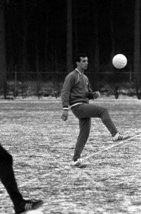 Willy van der Kuylen in actie tijdens een training van het Nederlands elftal., Bestanddeelnr 918-6709