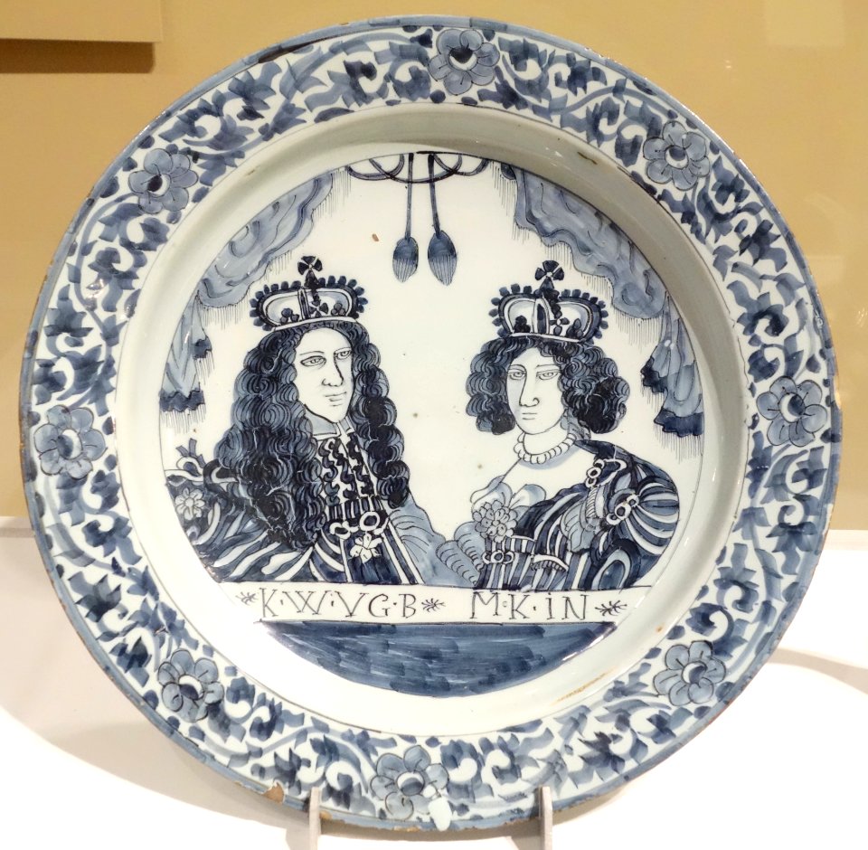 William and Mary charger, Netherlands, 1690, glazed earthenware - Brooklyn Museum - DSC09102