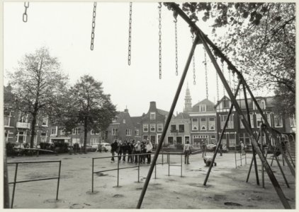 Wilsonsplein, ziende naar het oosten, met op de voorgrond de speeltuin Centrum. NL-HlmNHA 54010135