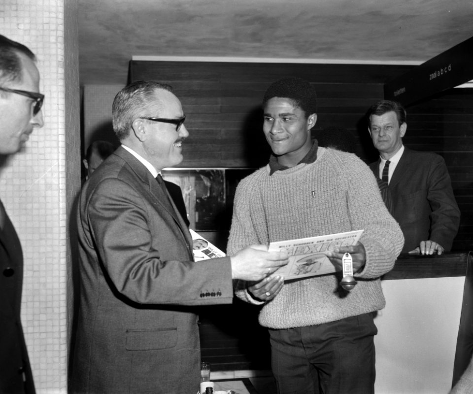 Willy Schobben bood spelers van Benfica plaat aan Willy Schobben overhandigt Eu, Bestanddeelnr 915-0292