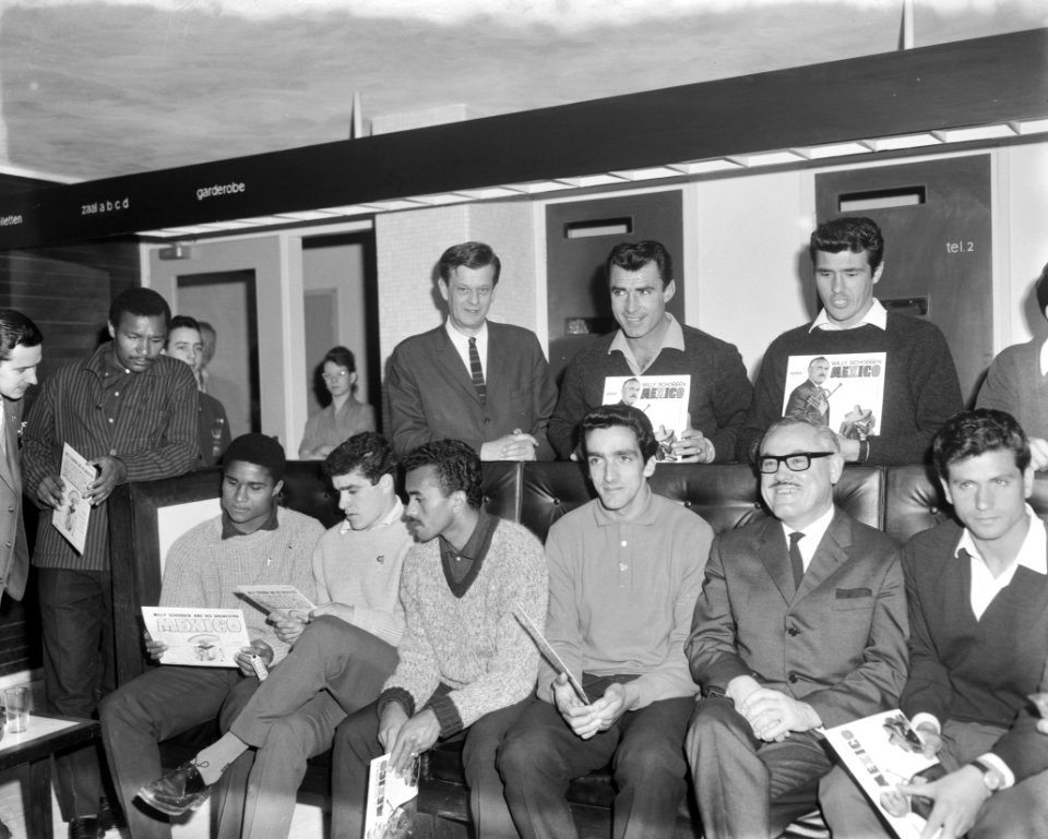 Willy Schobben bood spelers van Benfica plaat aan Willy Schobben met spelers va, Bestanddeelnr 915-0294
