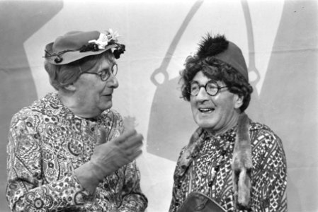 Willy Walden en Piet Muyselaar in Schouwburg Oppheus te Apeldoorn voorbereidi, Bestanddeelnr 924-2954
