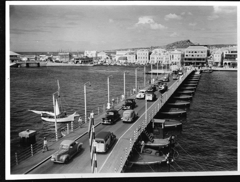 Willemstad (Curaçao). Emmabrug, een pontonbrug over de Sint Annabaai., Bestanddeelnr 935-1165