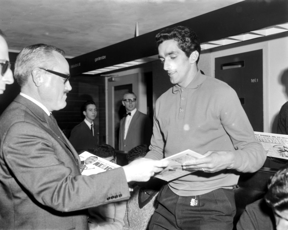 Willy Schobben bood spelers van Benfica plaat aan Willy Schobben en Torres, Bestanddeelnr 915-0293
