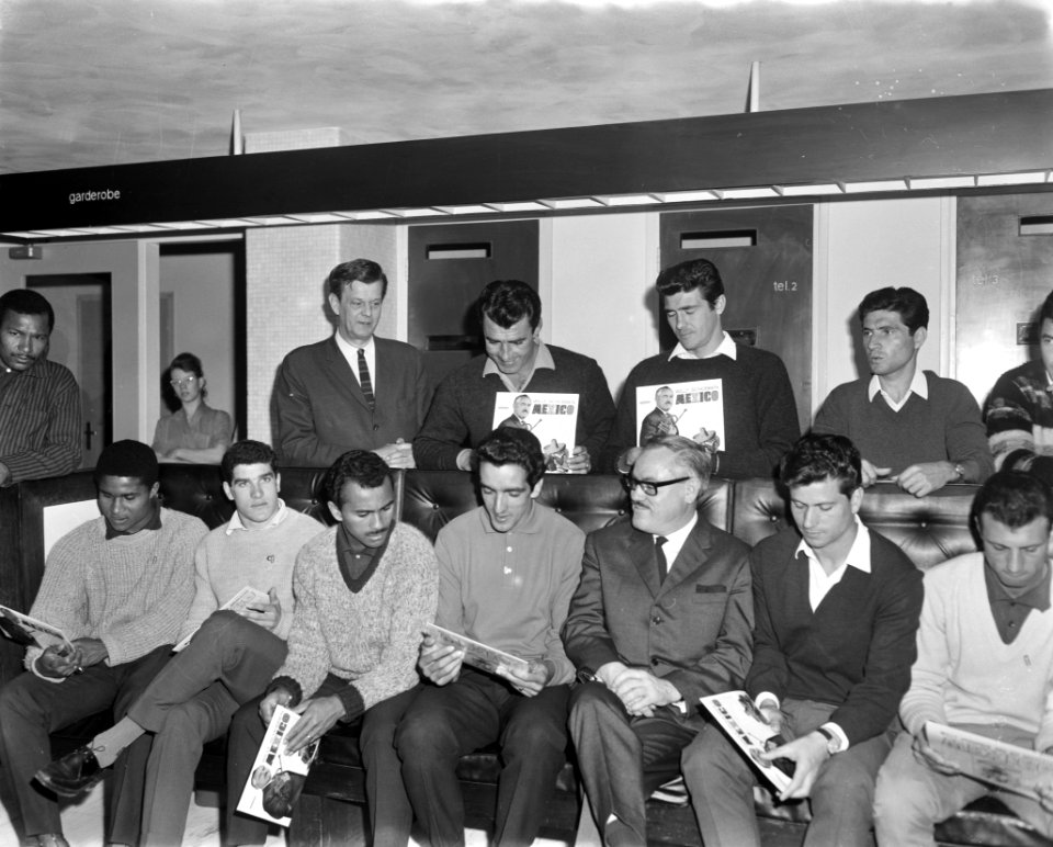 Willy Schobben bood spelers van Benfica plaat aan Willy Schobben met spelers va, Bestanddeelnr 915-0295