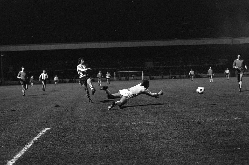 Willy van der Kuylen scoort, keeper Thie mist, Bestanddeelnr 926-8768