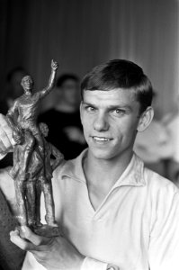 Willy Dullens voetballer van het jaar, Willy Dullens m et het beeldje, Bestanddeelnr 919-1752