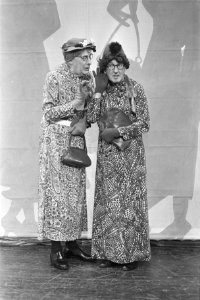 Willy Walden en Piet Muyselaar in Schouwburg Oppheus te Apeldoorn voorbereidi, Bestanddeelnr 924-2955