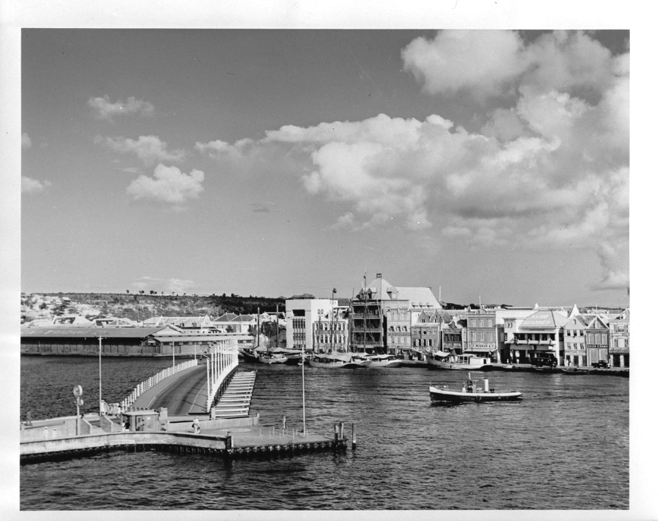 Willemstad (Curaçao). Zicht op de Emmabrug, een pontonbrug over de Sint Annabaai, Bestanddeelnr 935-1162