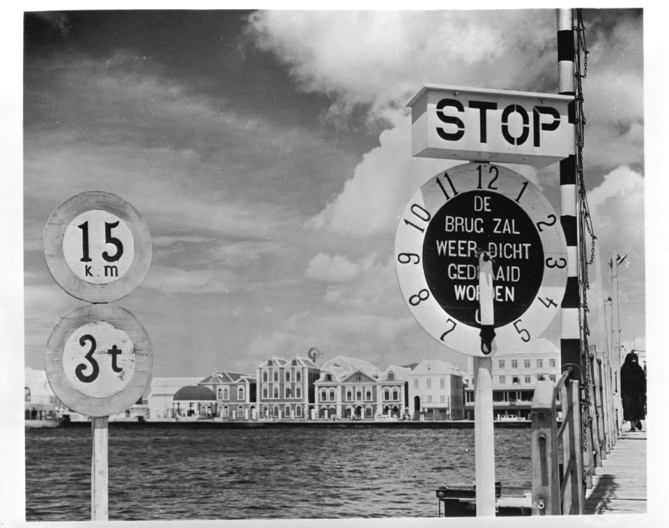 Willemstad (Curaçao). Emmabrug, een pontonbrug over de Sint Annabaai. Een klok g, Bestanddeelnr 935-1163