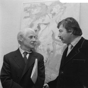 Willen de Kooning is in gesprek met Karel Appel, Bestanddeelnr 921-6938