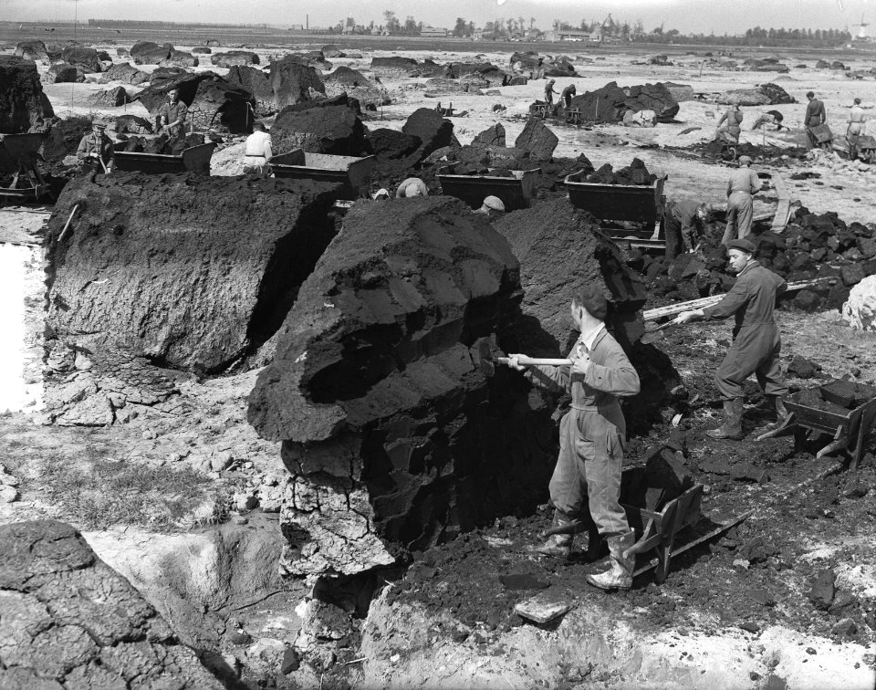 Willemstad (Noord-Brabant). Veenkluiten van 4 a 5 ton uit zee, Bestanddeelnr 905-7071