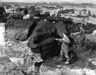 Willemstad (Noord-Brabant). Veenkluiten van 4 a 5 ton uit zee, Bestanddeelnr 905-7071