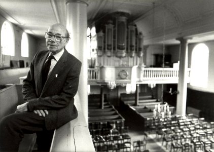 Wim van de Water eertijds rentmeester van de kerk en nog steeds bouwkundig adviseur. Aangekocht in 1990 van United Photos de Boer bv. - Negatiefnummer 31847 k 27. - Gepubliceerd in het Haarlems Dagbla