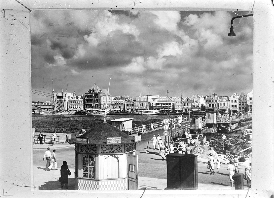 Willemstad (Curaçao). Zicht op de Emmabrug, een pontonbrug over de Sint Annabaai, Bestanddeelnr 935-1161