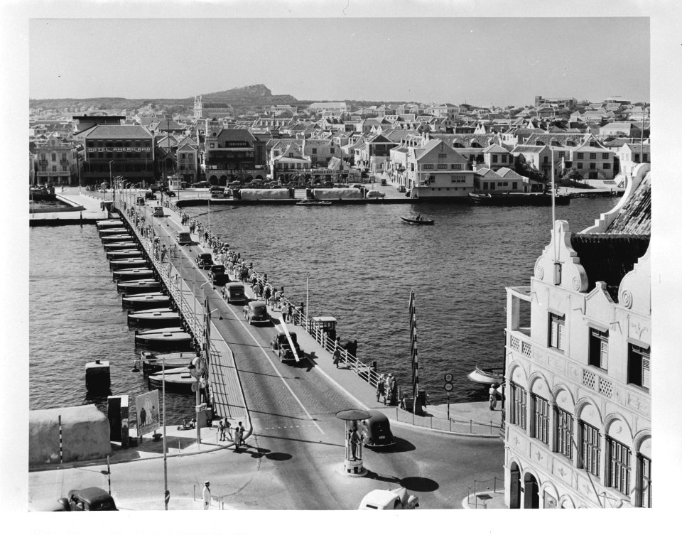 Willemstad (Curaçao). Emmabrug, een pontonbrug over de Sint Annabaai., Bestanddeelnr 935-1164