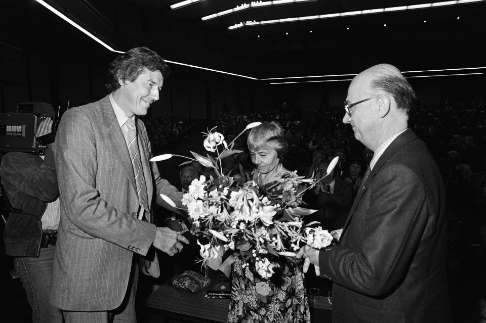 Wim Spit krijgt bloemen van Wim Kok (links), Bestanddeelnr 931-7157