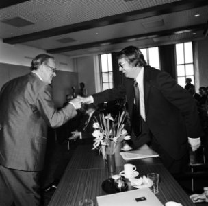 Wim Meijer (staatssecretaris Cultuur, Recreatie en Maatschappelijk Werk) reikt e, Bestanddeelnr 927-9013
